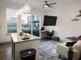 Gorgeous Luxury Lake View Suite | Gym & Pool โรงแรมในเออร์วิง