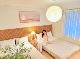 JAJA Haenggung, SuwonㅣNext to Hwaseong FortressㅣCozy Korean VibeㅣComfortable & Well-keptㅣUp to 8 guestsㅣFree ParkingㅣLoved by many guests โรงแรมในซูวอน