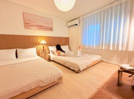 JAJA Haenggung, SuwonㅣNext to Hwaseong FortressㅣCozy Korean VibeㅣComfortable & Well-keptㅣUp to 8 guestsㅣFree ParkingㅣLoved by many guests, hotel a Suwon