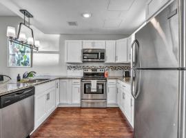 Stunning Downtown Condo with Parking & Gym，克利夫蘭的飯店