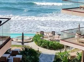 Beachfront apartment with private Jacuzzi