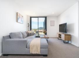 Quiet Modern 1BR with Private Balcony - Hosted by Canstay, hotel a Downer