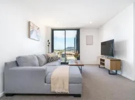 Quiet Modern 1BR with Private Balcony - Hosted by Canstay