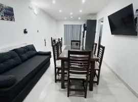 Departamento ESTRADA ideal para pasajeros en tránsito, viajes laborales o estadías cortas Ubicado en Ezeiza, a solo 20 minutos del Aeropuerto Internacional Ministro Pistarini, ofrece comodidad y practicidad para hasta 6 personas