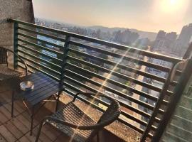 BLACK Rose樓中樓溫泉宿, ξενοδοχείο σε Jiaoxi