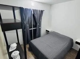 Departamento ESTRADA ideal para pasajeros en tránsito, viajes laborales o estadías cortas Ubicado en Ezeiza, a solo 20 minutos del Aeropuerto Internacional Ministro Pistarini, ofrece comodidad y practicidad para hasta 4 personas