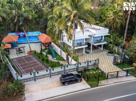 StayVista at Lagoons Kuruva with Shared Pool, Lawn, hotel v destinaci Chegāt