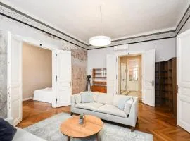 Stylish old town 2 bedroom apt new Presidential castle