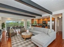 4 Bdr Modern Lake House Retreat with Stunning Views