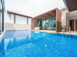 Movenpick Residences 4-Bedroom Pool Villa Beach Access, Na Jomtien Pattaya