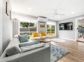 Spacious Beachmere Retreat - Walk to the Bay