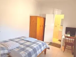 Beautiful Room with Private Bathroom - Prime Location & Close to Shops
