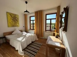 Künstlerzimmer in der Häselburg - das Sonnendurchflutete