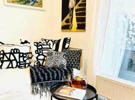 Bronowice Art Garden - Cozy Apartment with Garden and Parking