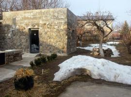 Zove Rural Cottage with garden views, hotel a Kʼarashamb