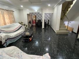 Executive 4BR Shortlet Near Airport, Hotel in Lagos