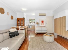 Secure Suite in Gated Complex, Courtyard, 5 Min CBD, Hotel in Rose Park