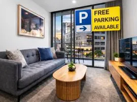 Southbank 2BR Apt next to Crown Casino, Parking, Pool & Views