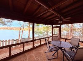Log Cabin Retreat Two Cabins One Stay, Hotel in Camdenton