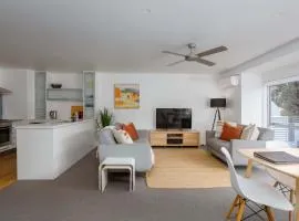 Sunny and Spacious - moments from the Beach and Downtown