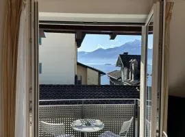 Bright studio, just steps to the lake