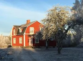 Smuk svensk ødegård midt i skoven tæt på sø