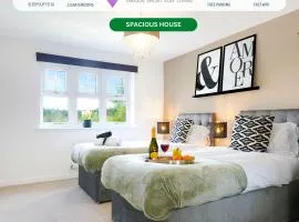 Detached 5-Bedroom House with Driveway Parking, Super-Fast Wifi and Smart TV with Netflix by Yoko Property