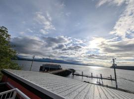 Gordie's Lookout Executive Loft with Ocean Views, hotel in Alert Bay