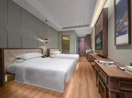 Cloud-Walk Hotel Panoramic High-Rise Cityscape Within 100 Meters of Metro Line 3