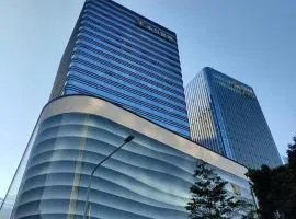 Cloud-Walk Hotel Panoramic High-Rise Cityscape Within 100 Meters of Metro Line 3