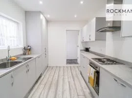 Nelson Road House - FREE PARKING - Spacious 4 Bedroom Contractor Home - Central Dudley - Fast Wi-Fi - Long Term Stays