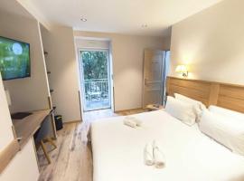 Logis Hôtel Restaurant Les 2 Rives - A75, en bordure de rivière – hotel w mieście Banassac