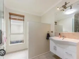 Picton- Deluxe Queen Room with Private Bathroom