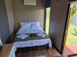 Oscars Retreat 1 by Tiny Away, hotel a Raworth