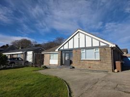 Beautiful 3 beds bungalow on west edge of Aberdeen, hotel i Aberdeen