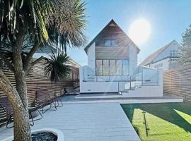 The Bay House, Sea Views and Walk to the Beach, hotel i Minster