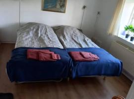 Cozy & Spacious Rooms for 4 Single Beds, hotel Vojensben