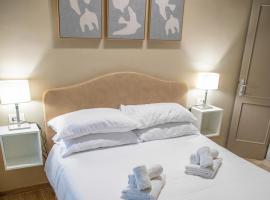ROSSI HOUSE - Family-friendly, newly renovated ground-floor apartment close to the Sea 100 m, near central ANZIO and the Train Station, hotel v destinácii Anzio