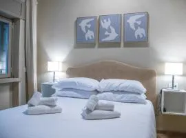 ROSSI HOUSE - Family-friendly, newly renovated ground-floor apartment close to the Sea 100 m, near central ANZIO and the Train Station