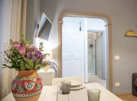 ROSSI HOUSE - Family-friendly, newly renovated ground-floor apartment close to the Sea 100 m, near central ANZIO and the Train Station