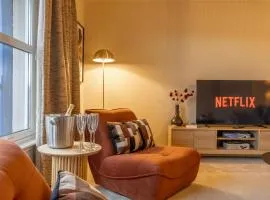 Stylish 2-BR Apt - Parking & Wi-Fi - Sleeps 4