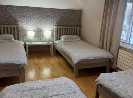 Dernvale House - Single room -sleeps 4، فندق في Mullinderg