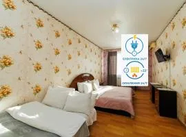 є СВІТЛО, Електрика та Опалення 24-7, Однокімнатна квартира на Садовому на першому поверсі з ванною і кондиціонером, є зарядна станція Eco Flow, Мережа Alex Apartments, Цілодобово безконтактне заселення 24-7, Документи для відрядження