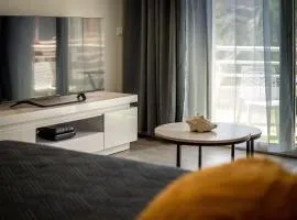 Beachfront Condo with Pool View & Private Beach Access