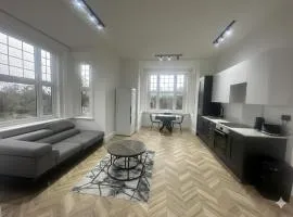 Dippen Hall Signature Apartment - Minutes From Gatwick Airport