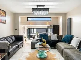 Contractors & Re-locators Modern 5 BR House, Van & Car Parking, EV Plug, Sleeps 8