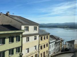 Piso Ría de Ribadeo, хотел в Рибадео