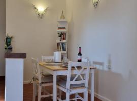 בין צבעי החול, hotel v mestu Sappir