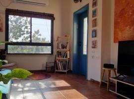 בין צבעי החול, Hotel in Sappir