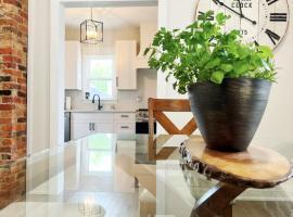 Trendy Home Spacious Backyard Historic Walkerville, хотел в Уиндзор